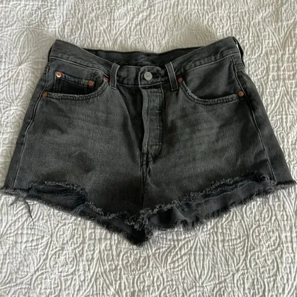 Levi's 501 Shorts - Picture 2 of 4